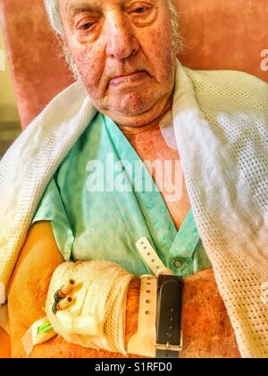 Un homme âgé de la récupération à l'hôpital après avoir équipé du stimulateur cardiaque Banque D'Images
