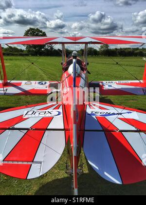 Sherwood Ranger sur un biplan aérodrome herbe Banque D'Images