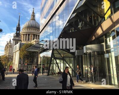 Les gens se tiennent à l'extérieur 1, nouveau centre commercial changement administré par Land Securities à Londres, Angleterre le 30 octobre 2017 Banque D'Images