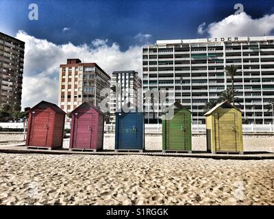 Cabine de plage colorés à Cullera, Valencia Espagne Banque D'Images