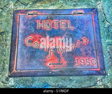 Une plaque de métal sur le sol indiquant l'Hôtel California à Todos Santos, Mexique. Banque D'Images