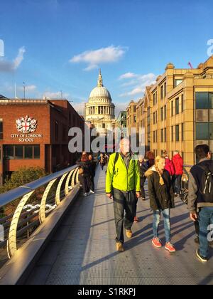 Les gens marcher sur Millennium Bridge, conçu par Norman Foster. La Cathédrale St Paul est vu dans la distance. Photo prise le 3 novembre 2017 Banque D'Images