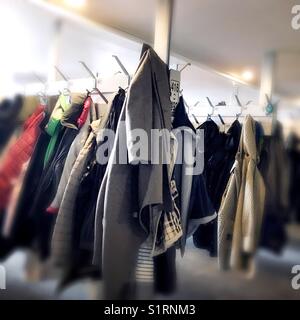 Les vêtements dans un vestiaire Banque D'Images