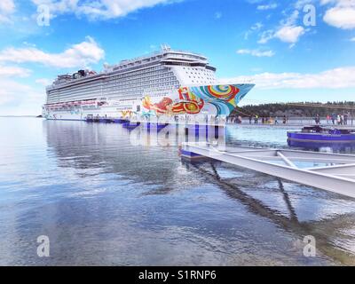 Norwegian Getaway bateau de croisière au port de Nynashamn, Suède Banque D'Images