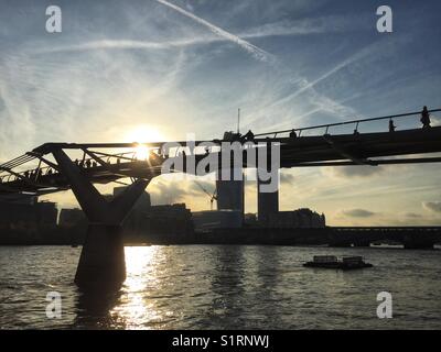 Les gens traverser la Tamise sur le pont du Millenium à Londres, Angleterre le 3 novembre 2017 Banque D'Images