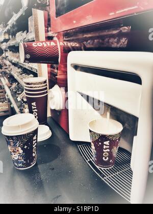 Costa Coffee self service distributeur automatique dans un supermarché sur un campus universitaire. Banque D'Images
