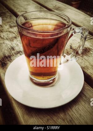 Thé sans lait dans une tasse en verre Banque D'Images