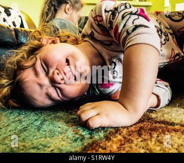 Bébé fille pleurait à chaudes larmes sur moquette Banque D'Images