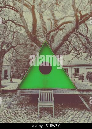 Triangle vert en face de la cabine d'un arbre Banque D'Images