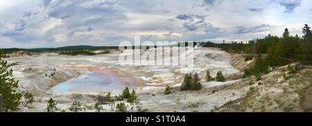Cette photo est prise dans le Parc National de Yellowstone, aux Etats-Unis. Comme un panorama photo, elle montre la vue large de la liaison entre paysage naturel et le ciel. Banque D'Images