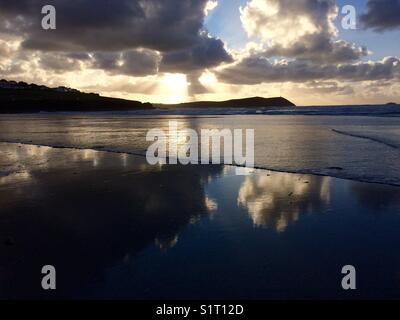 Vagues roulant sur une plage dans le nord des Cornouailles un après-midi d'automne alors que le soleil se couche. Banque D'Images