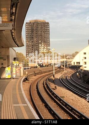 Shell de Burnt Out tours tour de la plate-forme de Grenfell Wood Lane underground station Banque D'Images