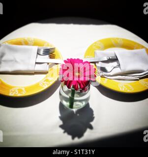 Une fleur rose orne une table pour deux dans la ville de Mexico. Banque D'Images
