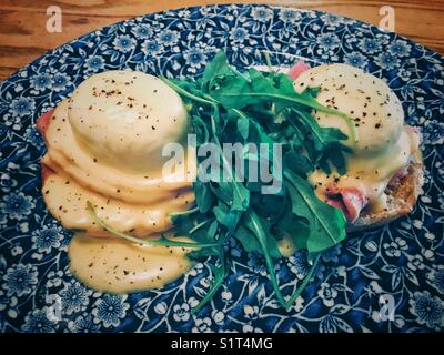 Des oeufs Benedict sur une plaque à motifs bleu Banque D'Images