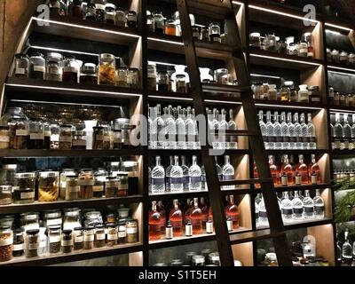 Une exposition de bouteilles à l'esprit de la Distillerie de New York à Toronto. Banque D'Images