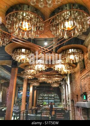 Plafond lumineux créés à partir de bouteilles de gin et de vodka vide dans l'esprit de la Distillerie de New York à Toronto. Banque D'Images