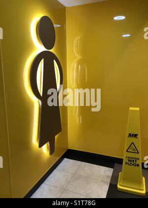 Entrée d'une fonction Mesdames toilettes avec un sol humide Cone Banque D'Images