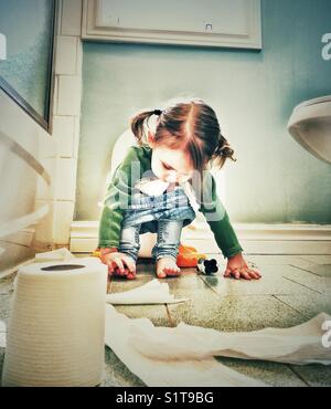 Image de formation de pot style de vie de jeune fille jouant avec les orteils tout en étant assis sur pot Banque D'Images