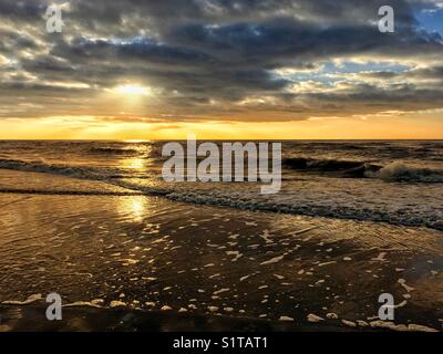 Soleil sur les vagues déferlantes à Blackpool Banque D'Images