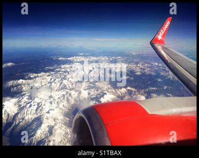 La vue sur les Pyrénées à partir de siège 6F sur un Boeing 737-800 Jet2 l'en-route d'Espagne vers le Royaume-Uni. Banque D'Images