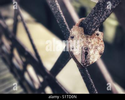 Love lock on bridge Banque D'Images