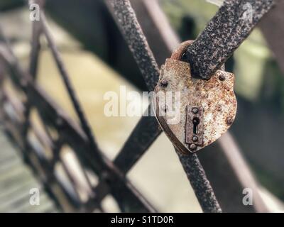 Love lock on bridge Banque D'Images