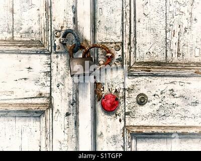 Vieille porte en bois verrouillée avec un cadenas rouillé Banque D'Images