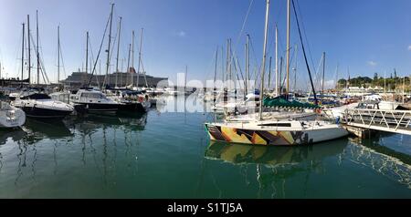 Vue panoramique sur le port de Funchal, Madeira, avec le bateau de croisière Queen Elizabeth à l'arrière-plan Banque D'Images