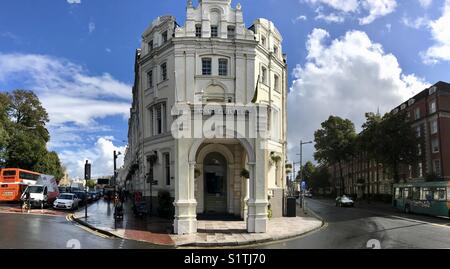 Vue panoramique sur le célèbre hôtel Angel à Cardiff, Pays de Galles, avec Castle Street sur la gauche et sur la droite la Rue Westgate Banque D'Images