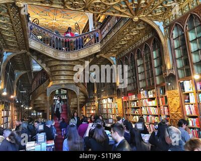 L'intérieur de la célèbre Librairie Lello, à Porto, Portugal Banque D'Images