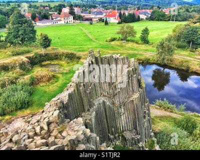 Vue aérienne à partir de basalte formation nommée Seigneur's Rock (Panska Skala) près de Kamenicky Senov en République Tchèque Banque D'Images