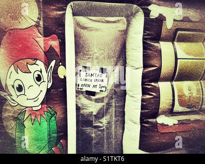 Santa's Grotto avec un panneau disant allé pour le déjeuner sur la porte fermée. Banque D'Images