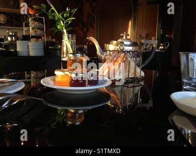 Edinburgh Scotland, UK. Début de la lumière du matin sur une table de petit-déjeuner dans un hôtel d'Édimbourg avec toasts et confitures reflétée sur la surface du verre. /Stockimo OotThere : Crédit/Alamy Banque D'Images