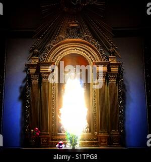 Un rayon de soleil éclaire une image de la Vierge Marie dans la Cathédrale d'Oaxaca, Mexique Banque D'Images