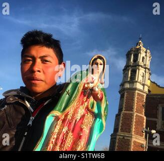 Un pèlerin est titulaire d'une image de Notre Dame de Guadalupe au cours du pèlerinage annuel à la basilique Notre Dame de Guadalupe à Mexico, Mexique Banque D'Images