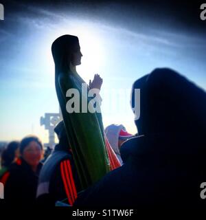 Pèlerins porteurs d'une image de Notre Dame de Guadalupe au cours du pèlerinage annuel à la basilique de Nuestra Señora de Guadalupe à Mexico, Mexique Banque D'Images