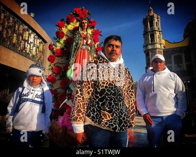 Pèlerins porteurs d'une image de la Vierge de Guadalupe au cours du pèlerinage annuel à la basilique Notre Dame de Guadalupe à Mexico, Mexique Banque D'Images