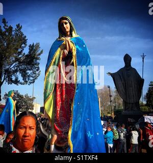 Un pèlerin est titulaire d'une image au cours du pèlerinage annuel à la basilique Notre Dame de Guadalupe à Mexico, Mexique Banque D'Images