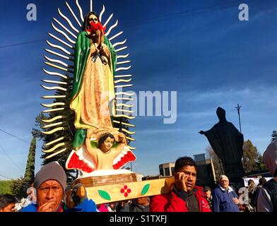 Pèlerins porteurs d'une image de Notre Dame de Guadalupe au cours du pèlerinage annuel à la basilique Notre Dame de Guadalupe à Mexico, Mexique Banque D'Images