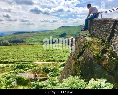 Jeune fille escalade en Burbage Valley dans le Peak District Banque D'Images