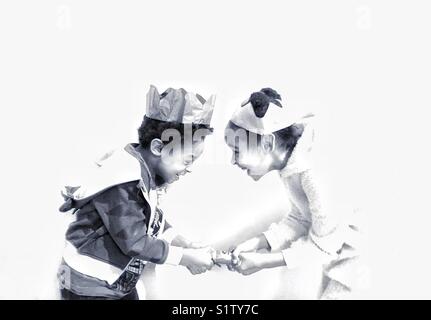 Les enfants tirant une Christmas Cracker Banque D'Images