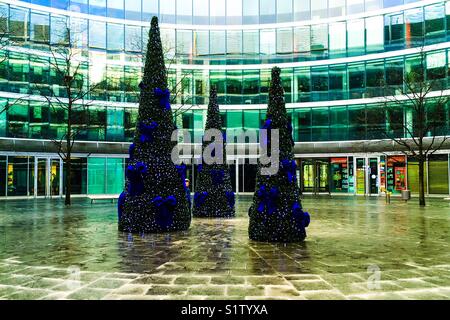 Les arbres de Noël dans la cour intérieure de l'immeuble de bureaux métropolitains de Varsovie Banque D'Images