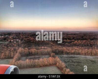 Vue de la fenêtre d'un avion EasyJet, pour atterrir à l'aéroport de Nantes, France Banque D'Images