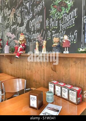 Café espagnol avec menu à la craie sur un mur tableau noir à l'époque de Noël. Banque D'Images