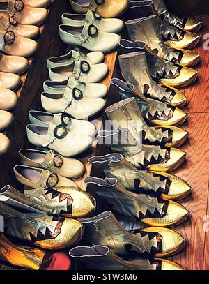 Chaussures boucle fait main pour la comédie musicale et Hamilton à pointe d'or genie chaussons pour Aladdin, NYC, USA Banque D'Images