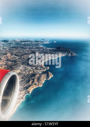 Vue de l'avion. Voler au-dessus de la Costa Blanca, Espagne avec les gratte-ciel de commune de Benidorm, plus clairement visible dans la distance, puis la montagne Montgo de Calpe et Javea. Banque D'Images