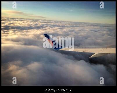Lever du soleil au-dessus des nuages comme vu à partir d'un vol Jet2 en route pour l'Espagne. Banque D'Images