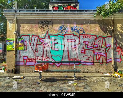 Un graffiti sur une rue de Paris, France Banque D'Images