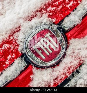 Badge Fiat Fiat 500 rouge sur la neige avec voiture Banque D'Images