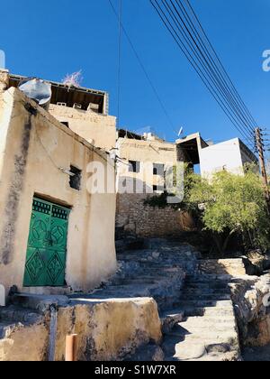 Une vieille ville en Oman sur les montagnes près de Muscat Banque D'Images